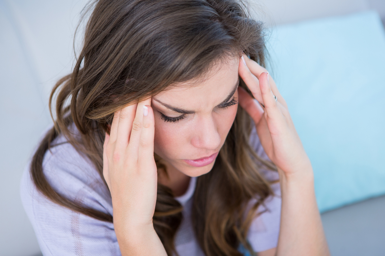 Frau mit Kopfschmerzen oder Migräne