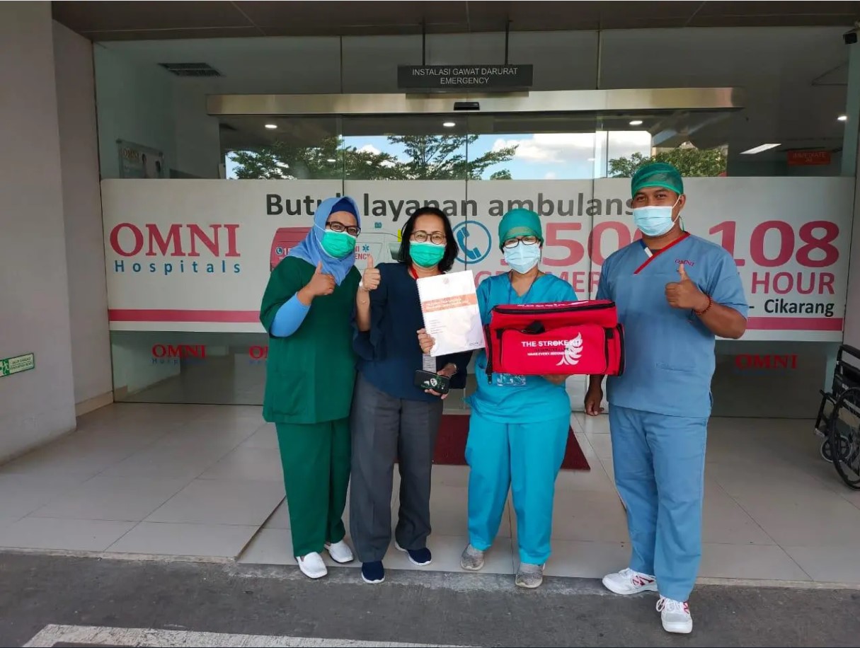 OMNI Hospitals Cikarang, Indonesien: Nach einem Simulationstraining mit  Dummy-Patient*In mit ANGELS Stroke Kit.