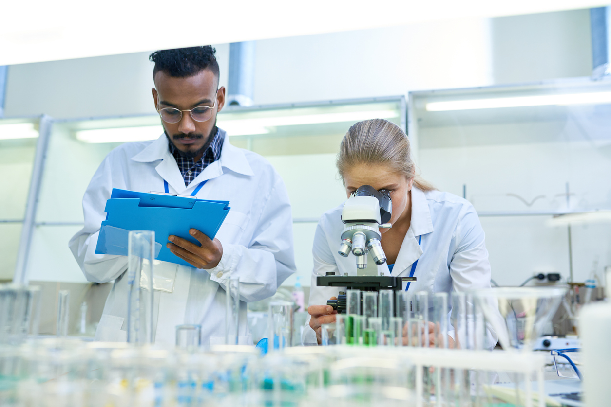 Pharma-Forscher*in im Labor