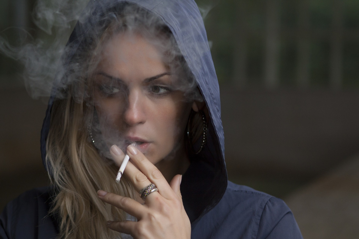rauchende junge Frau