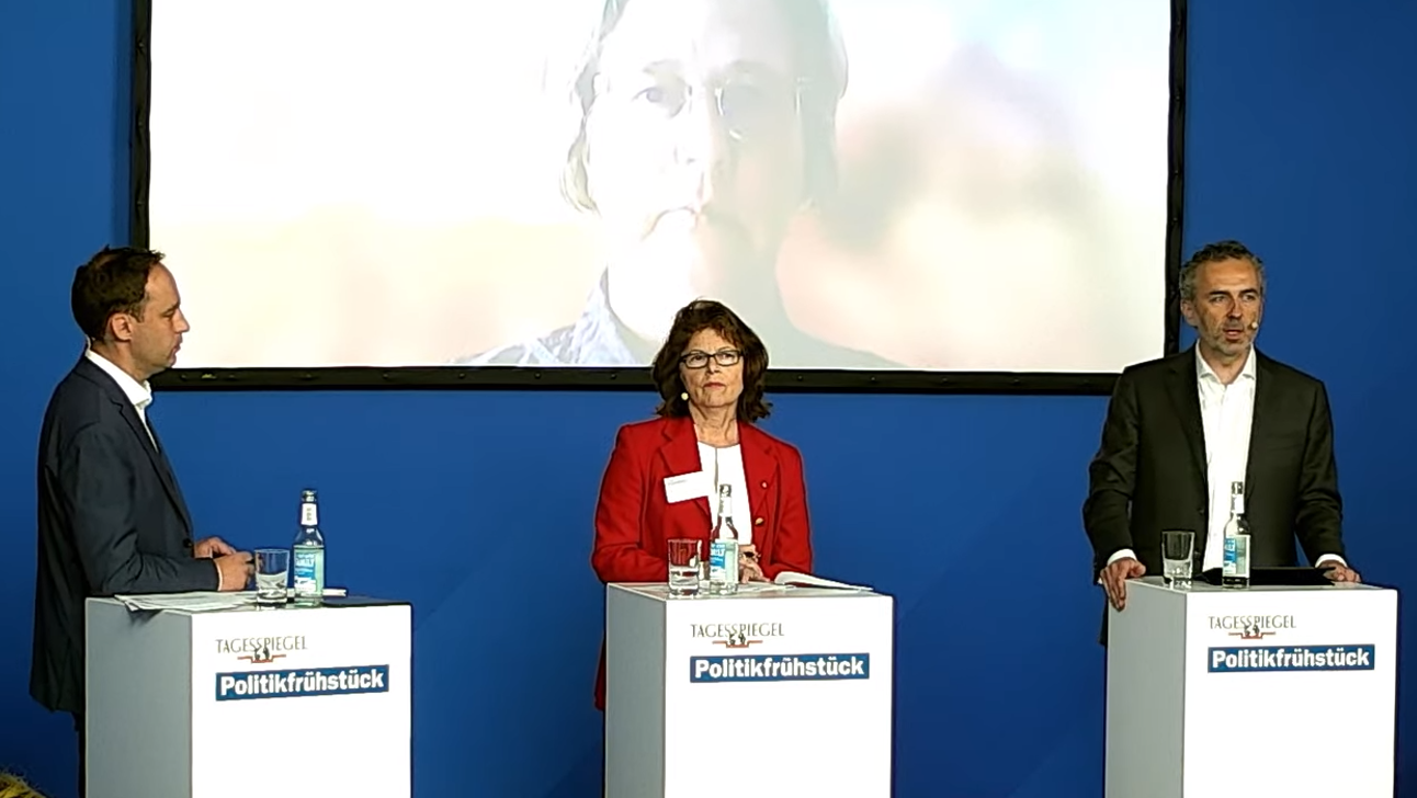 Prof. Dr. Simone Spuler (hinten), Dr. Martina Schüßler-Lenz (mittig), Thomas Jarzombek (rechts) mit Moderator Thomas Trappe (links)