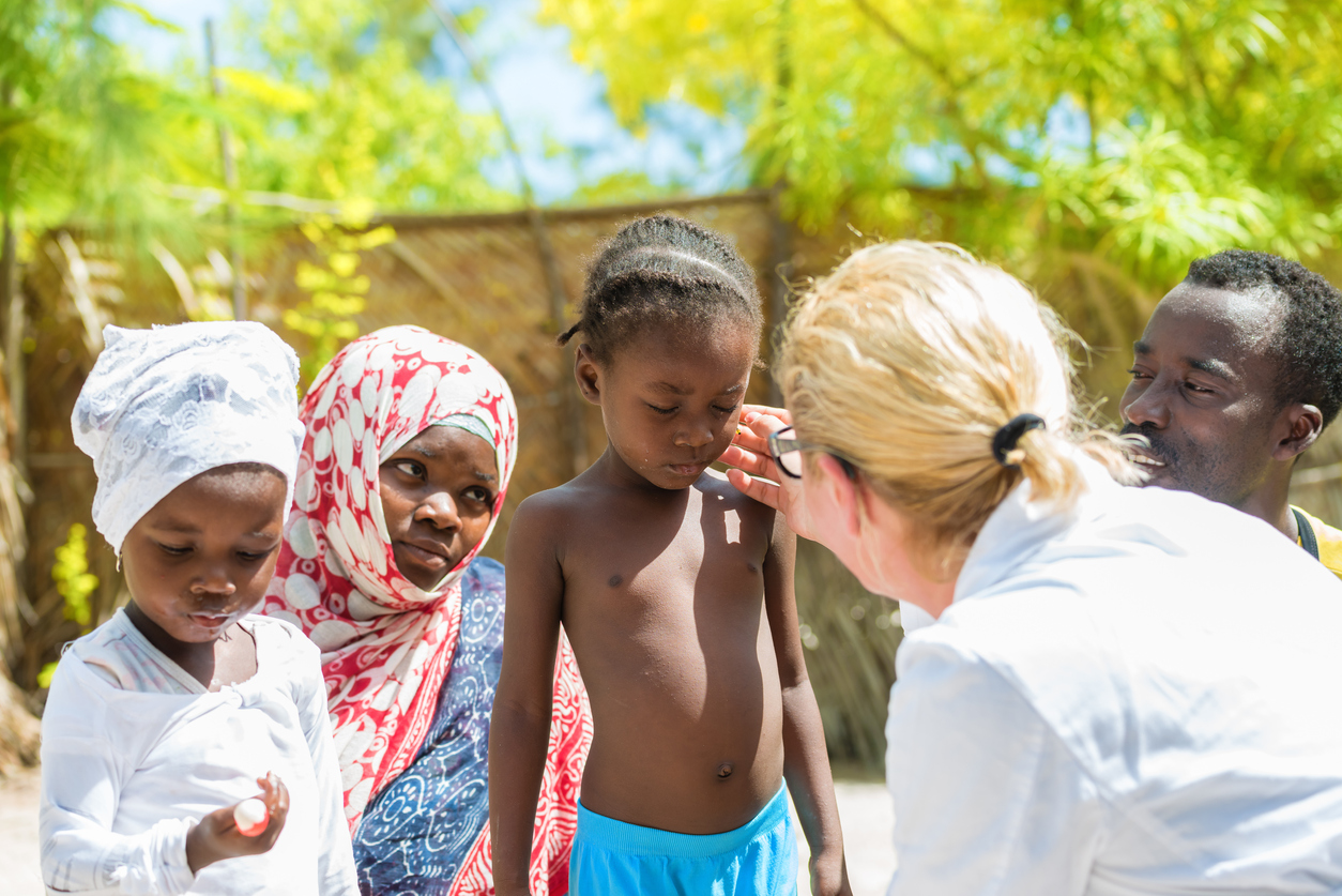 Afrikanisches Kind wird von Ärztin auf Tropenkrankheiten untersucht
